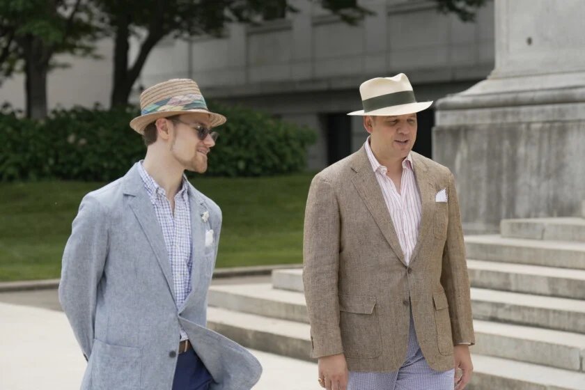 Raphael et Preston en tenue d'été sans cravate
