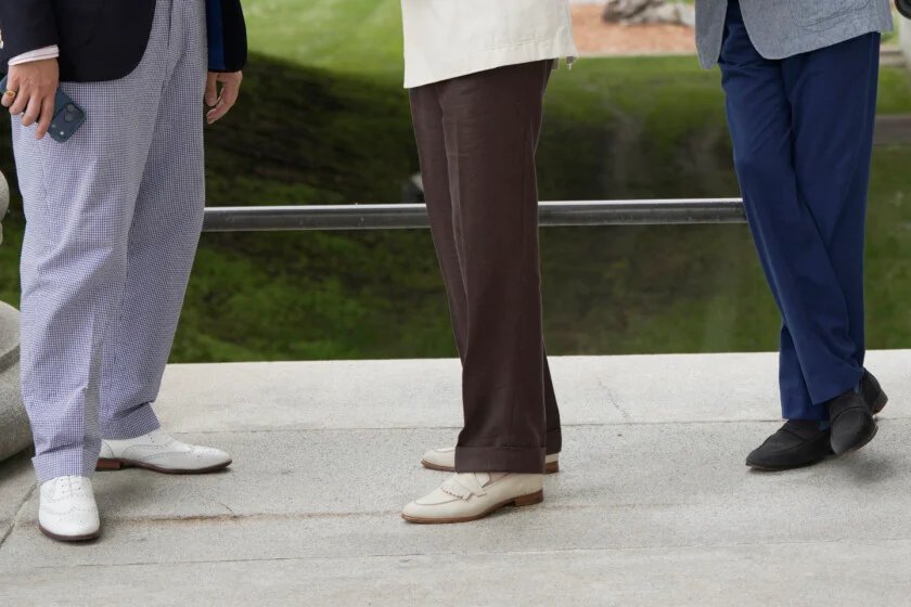 Trois hommes portant des chaussures d'été classiques