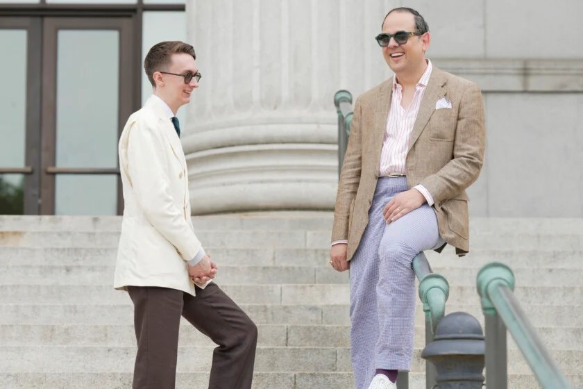 Jack et Raphael posent dans les escaliers en tenue d'été