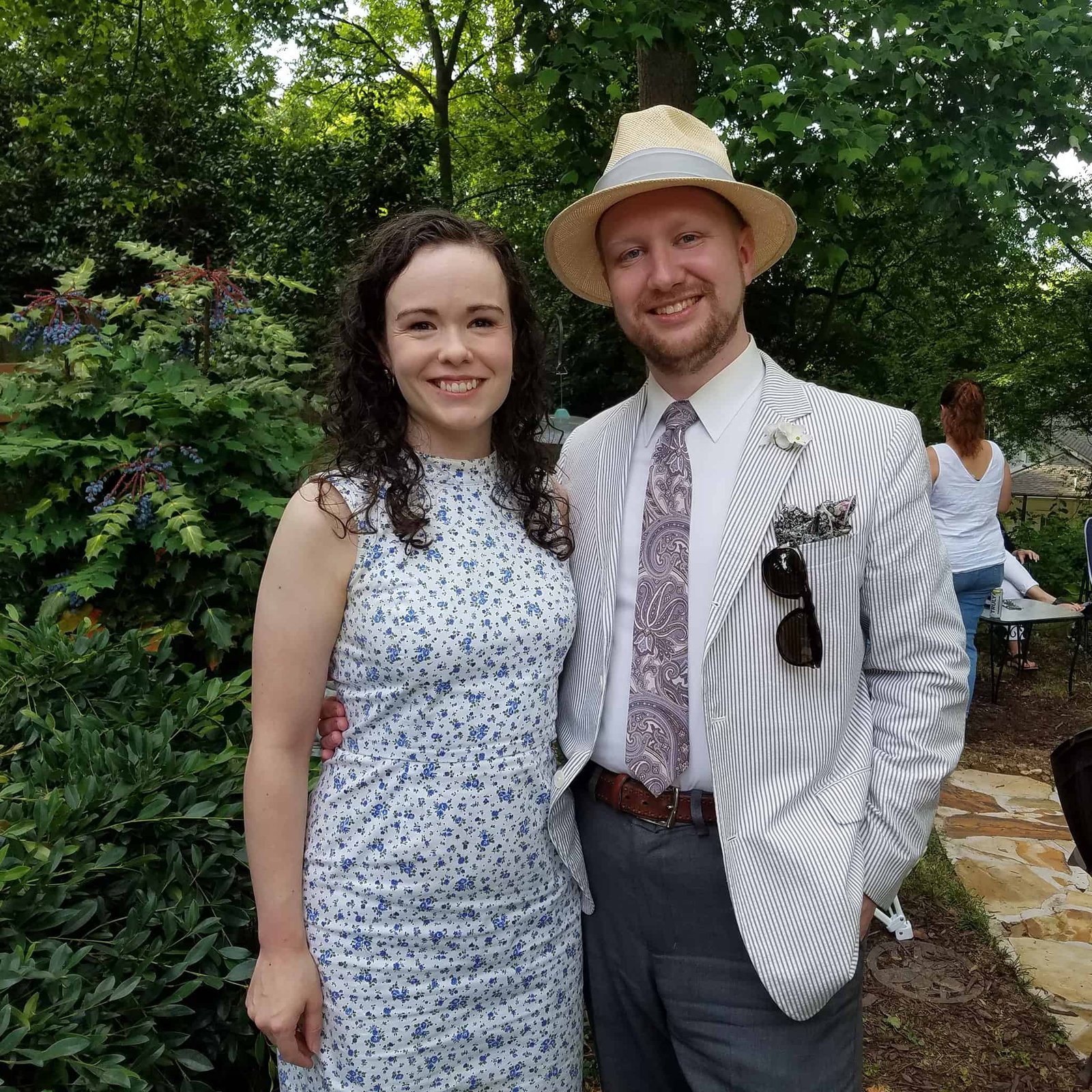 Photo d'un couple avec un homme vêtu d'une veste en seersucker