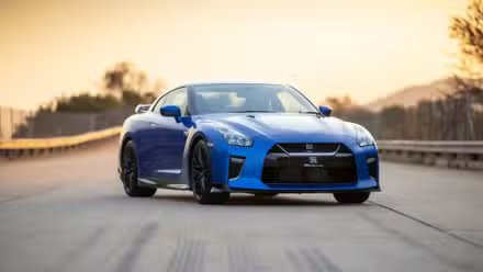 Nissan GT-R 2020 bleue, édition 50e anniversaire, garée en angle sur le tarmac.