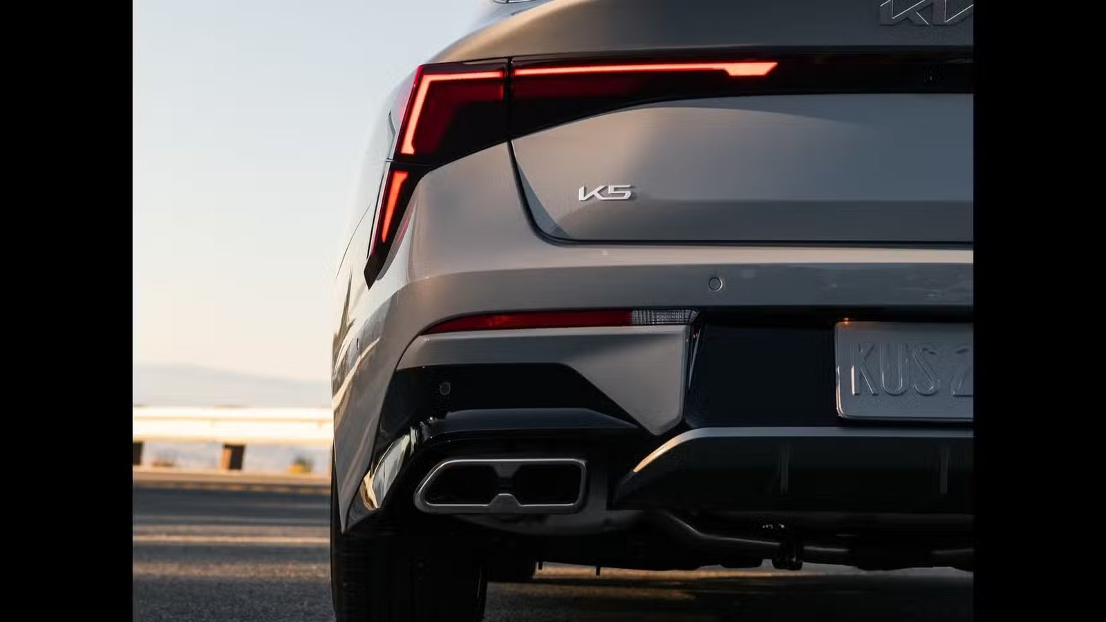 Gros plan de l’échappement d’une Kia K5 GT 2025