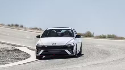 Photo d'action frontale d'une Hyundai Elantra N 2025