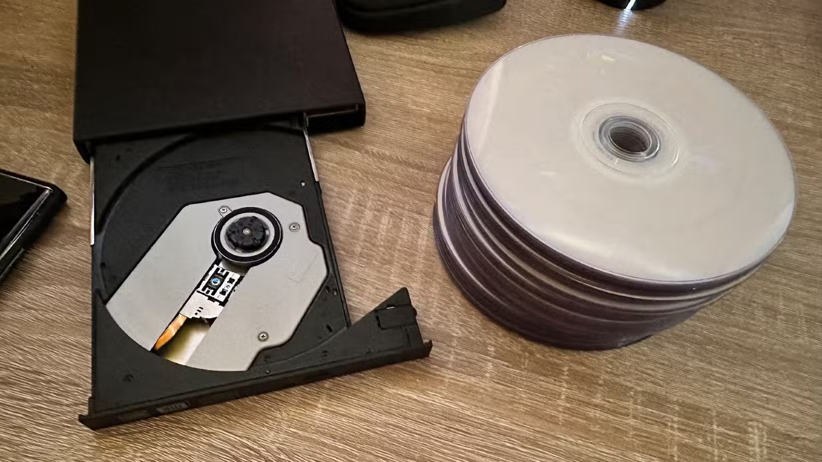 Graveur de DVD avec pile de disques vierges