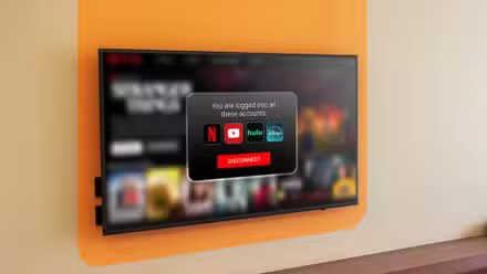 Un téléviseur mural affichant une fenêtre contextuelle avec les services de streaming connectés et un bouton « Déconnecter »