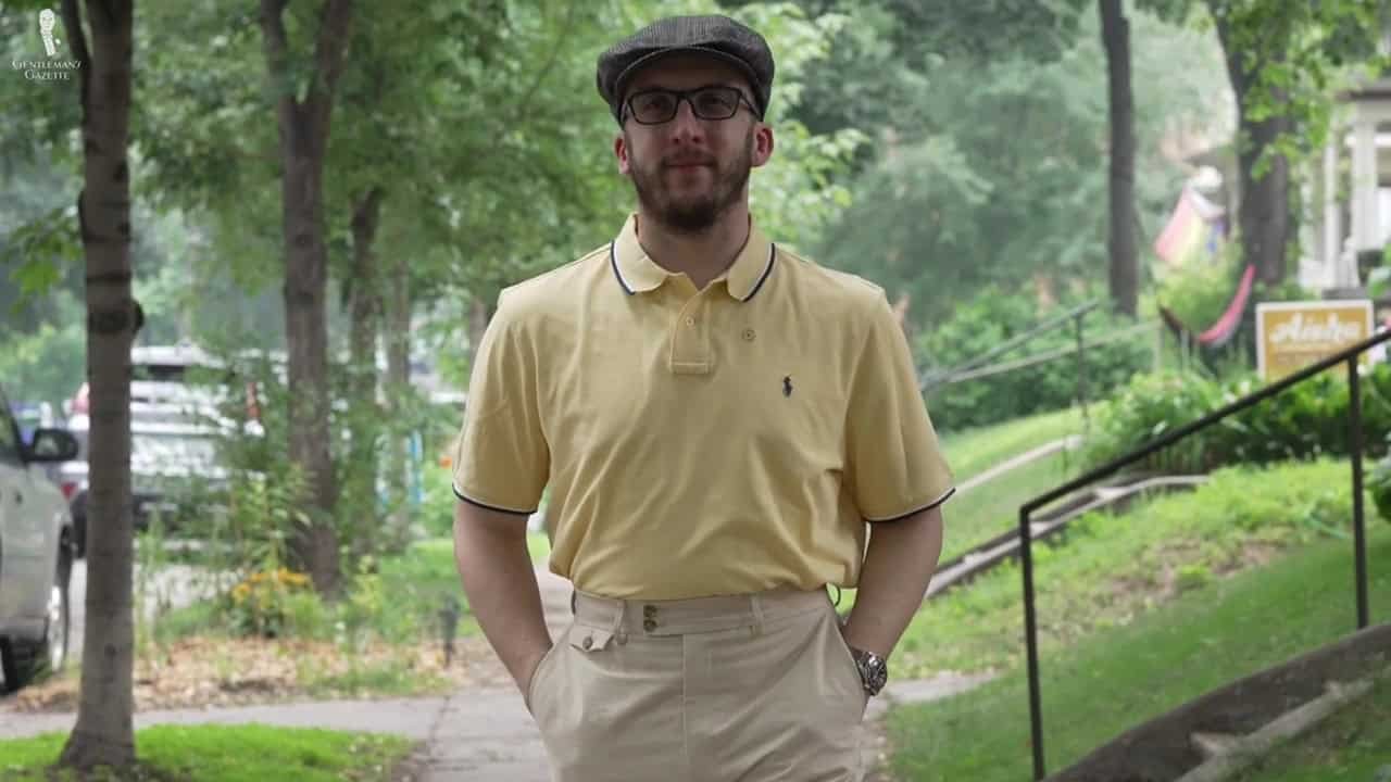 Chris dans un polo jaune et une casquette plate Chris porte un polo jaune et une casquette plate.