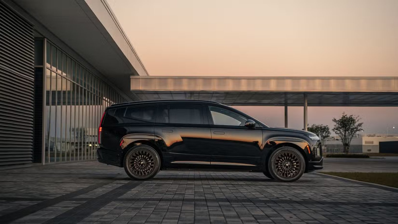 Photo de profil latérale statique d'une Hyundai Ioniq 9 Calligraphy Black Ink 2027.