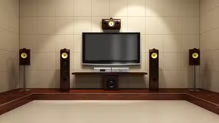 Une pièce avec une configuration home cinéma.