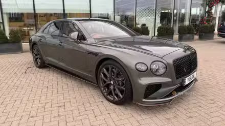 Plan statique 3/4 avant d'une Bentley Flying Spur Speed 2026 grise.