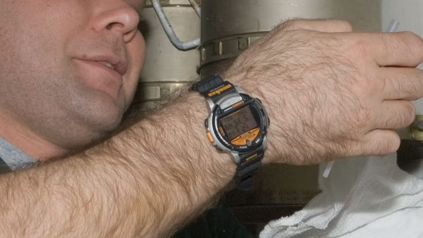 Un cosmonaute russe portant la montre Datalink de Microsoft sur l'ISS. 
