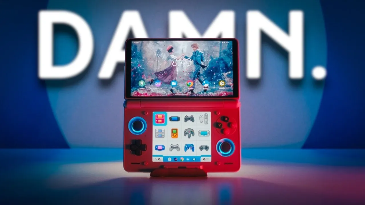 Une personne jouant à un jeu 3DS classique sur les deux écrans AYN Thor.