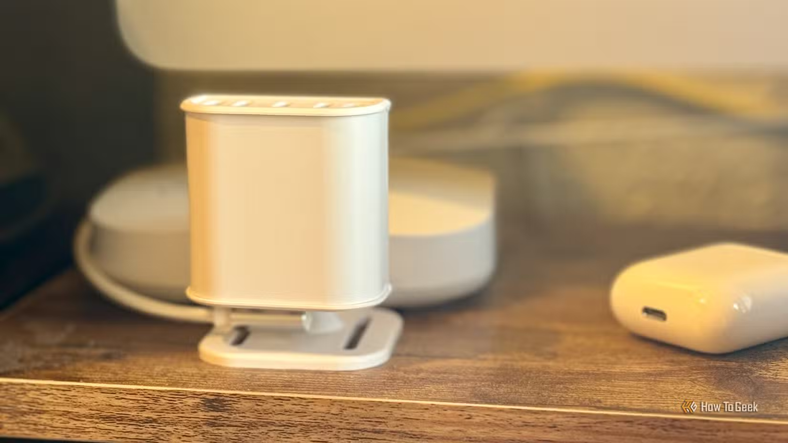 Un capteur de présence Everything Presence Lite mmWave sur un support de moniteur devant un ordinateur.