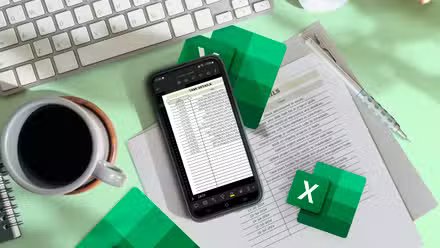 Un téléphone avec une feuille de calcul Excel et un papier avec la même feuille de calcul imprimée.