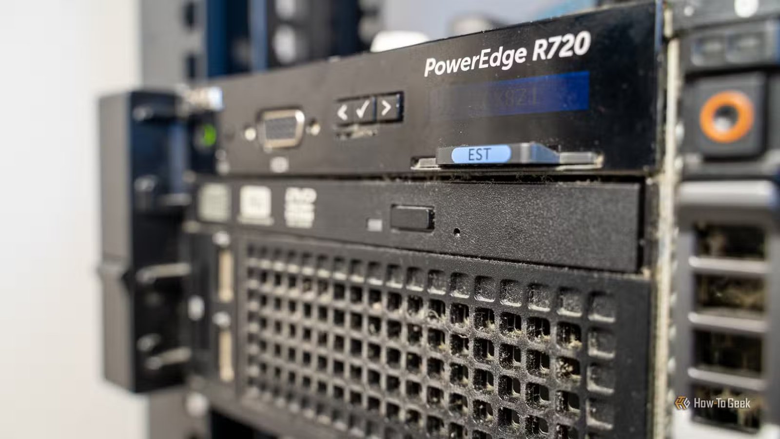 Un serveur d'entreprise Dell PowerEdge R720 monté en rack.