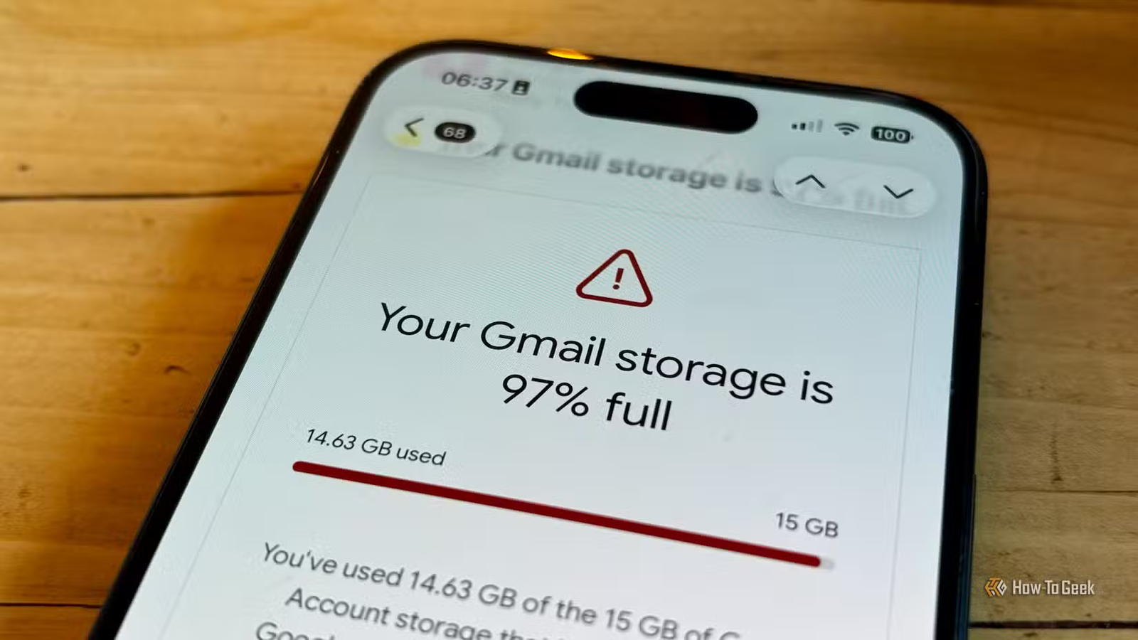 Un iPhone avec un message de Gmail indiquant que le stockage est presque plein.