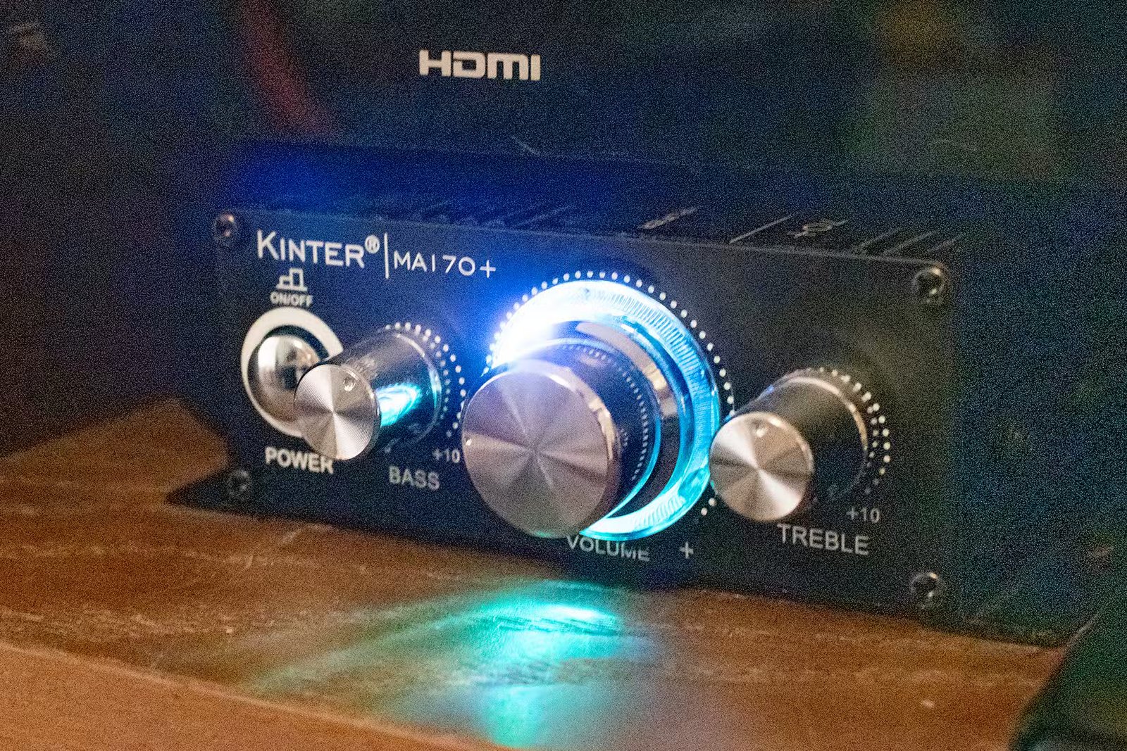 Gros plan du voyant d'alimentation lumineux de l'amplificateur Kinter.