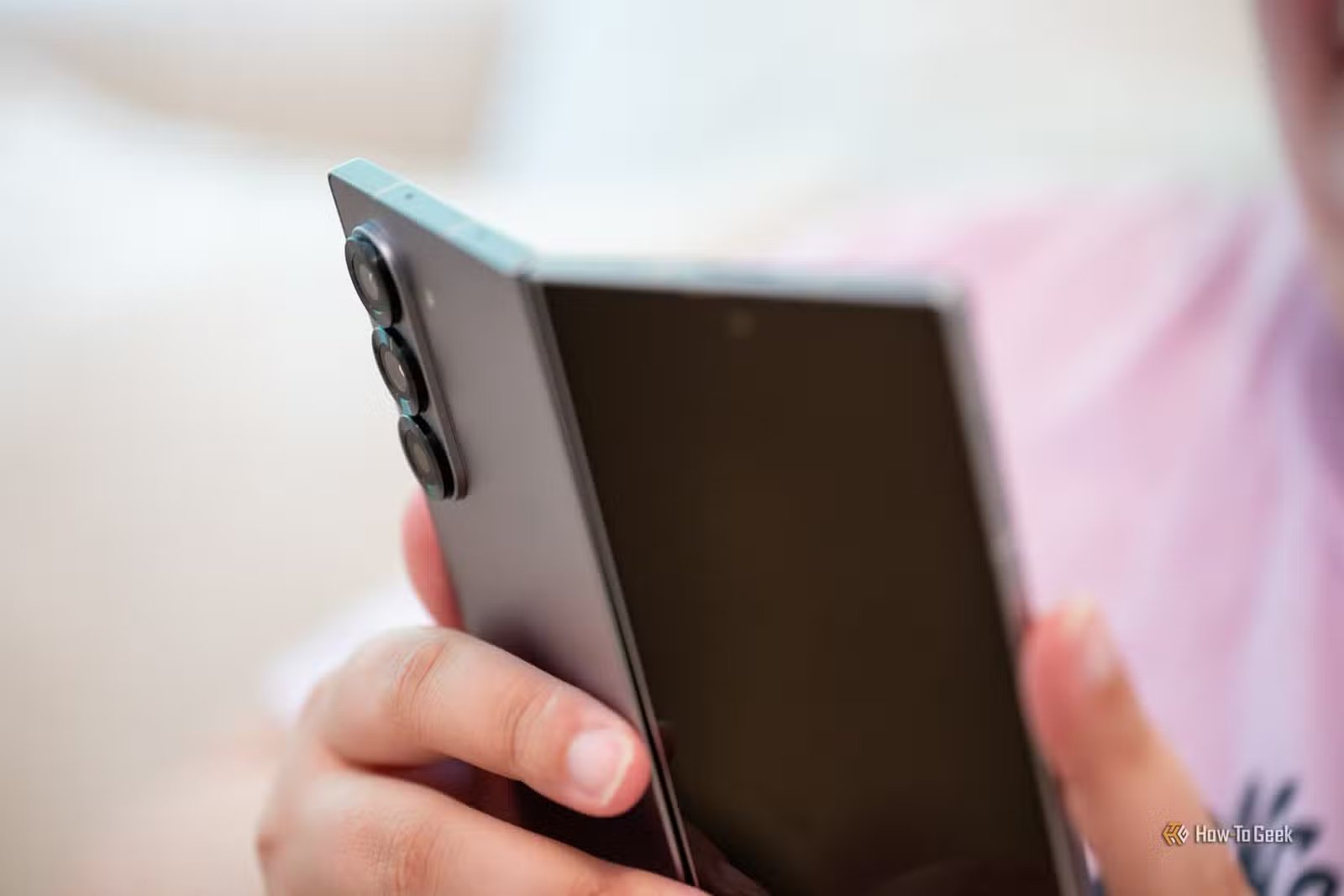 Personne tenant le Samsung Galaxy Z Fold 6 légèrement penché et regardant les caméras arrière