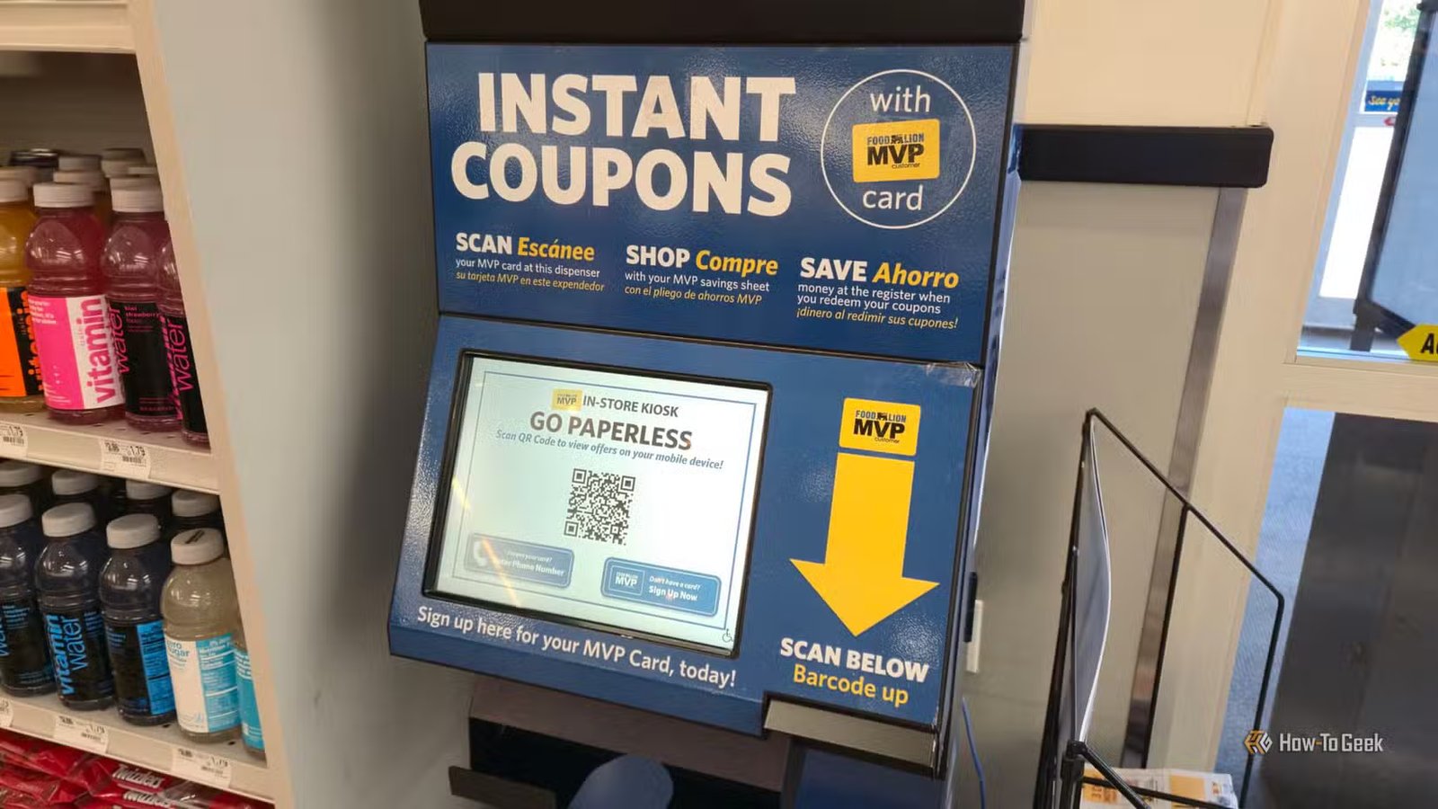 Codes promo disponibles via un code QR dans un kiosque en magasin.