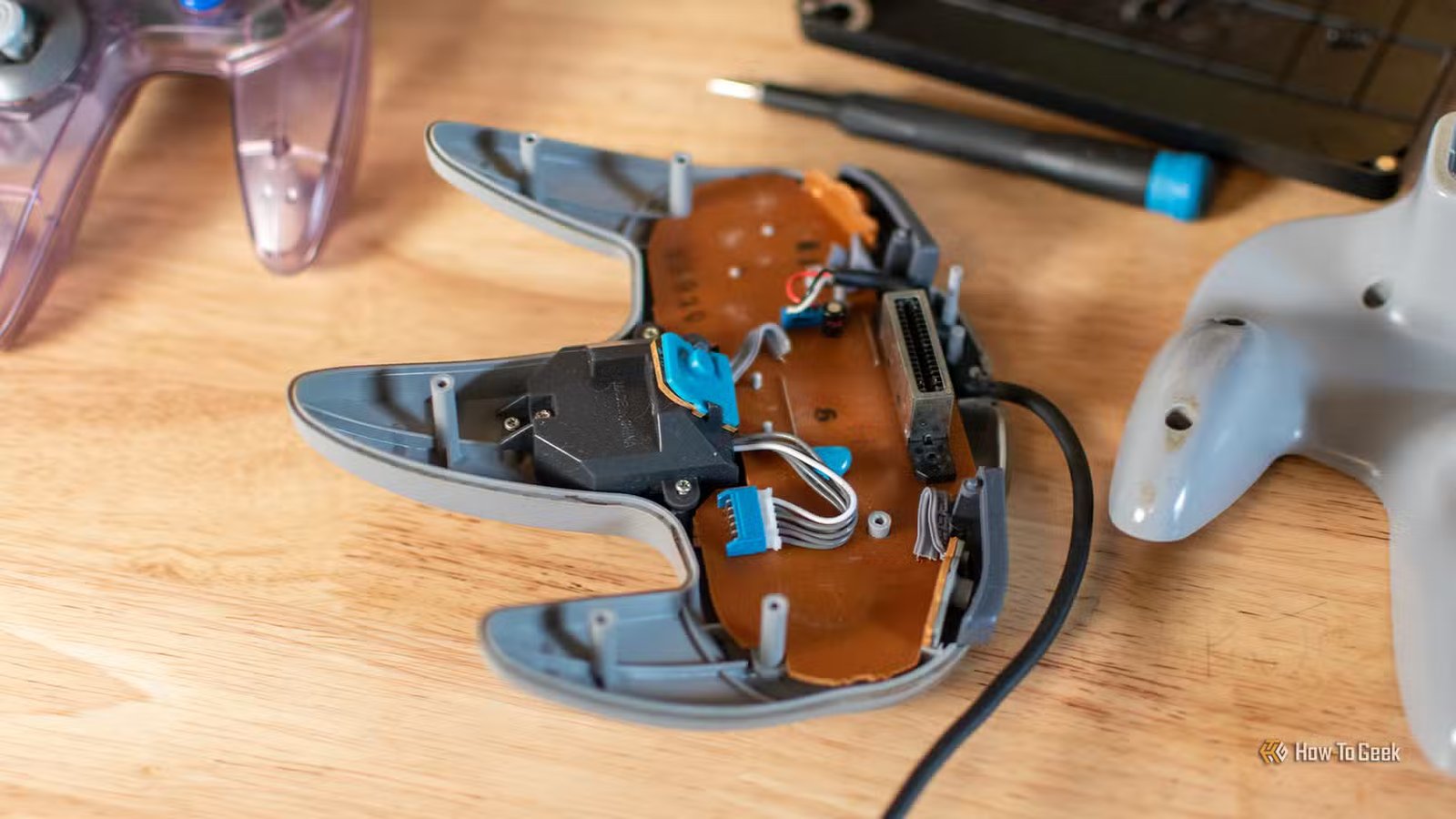 Un contrôleur N64 dont la moitié arrière de sa coque a été retirée.