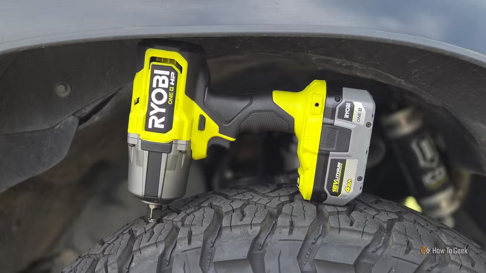Clé à chocs Ryobi sur un pneu de camion