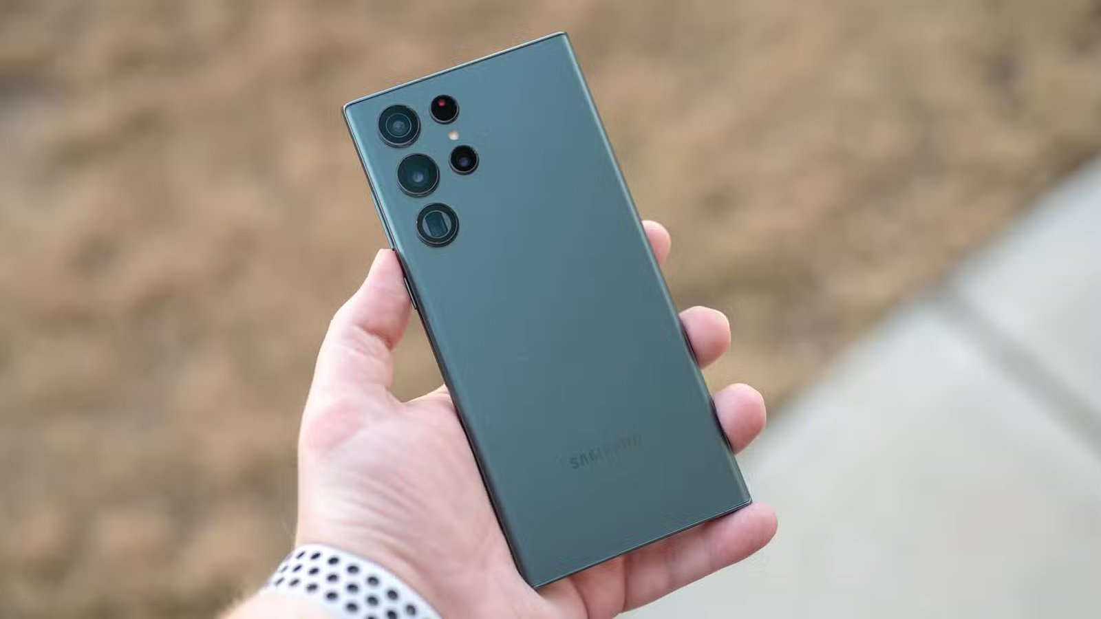 L’arrière du Galaxy S22 Ultra dans une main