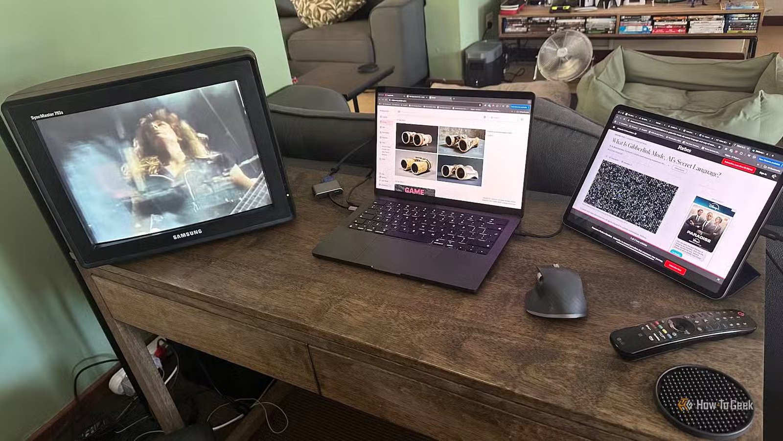 Un Macbook, un moniteur CRT et un iPad connectés ensemble.