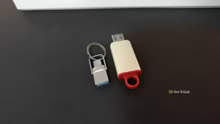 Une petite clé USB à côté d’une clé USB de taille normale.
