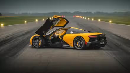 Zenvo Aurora Tur sur la porte de piste ouverte