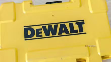 Logo DeWALT sur une boîte à outils jaune