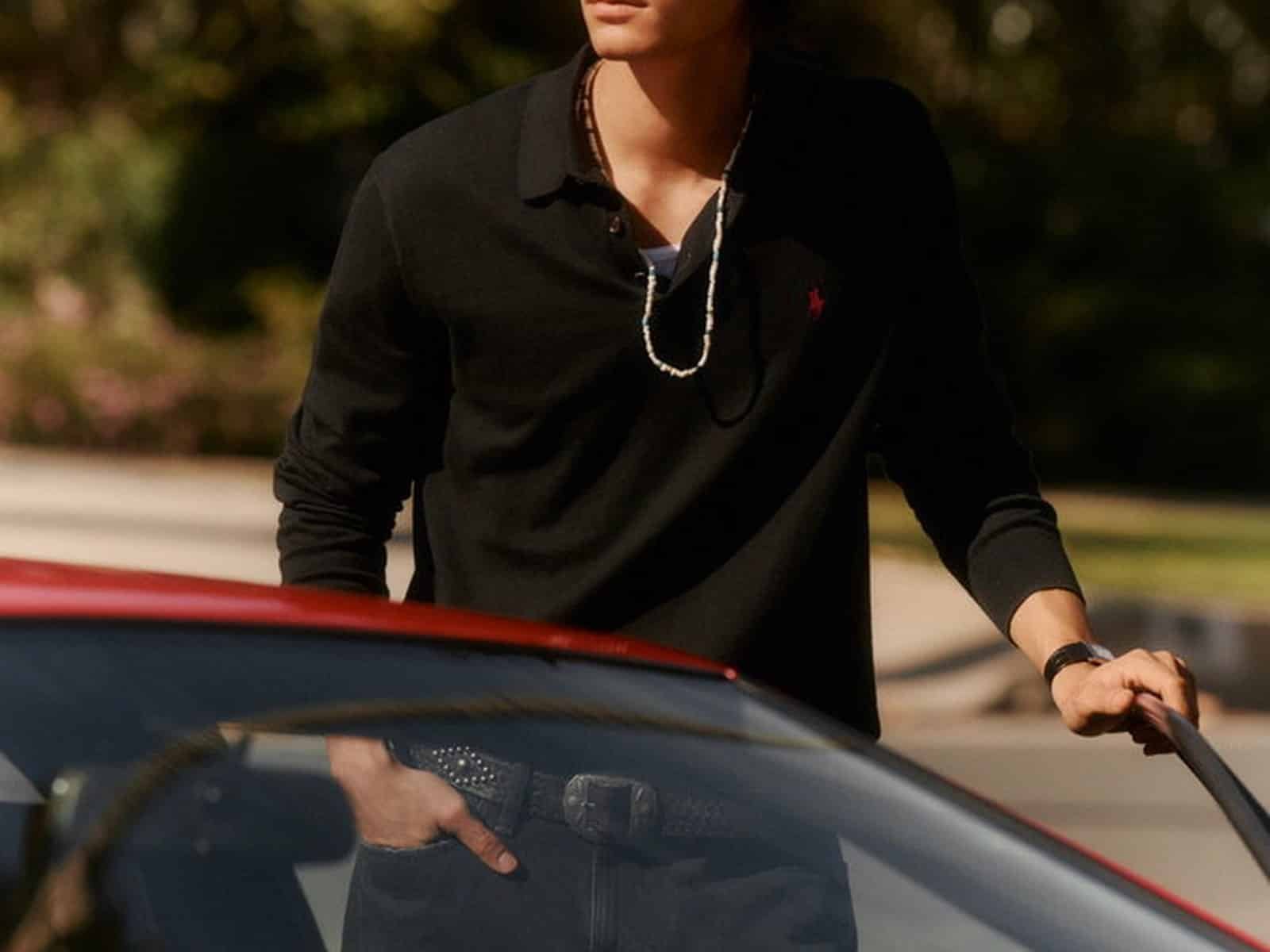 Un polo Ralph Lauren avec la broderie emblématique du joueur de polo, présentée dans une gamme de couleurs. (3 sur 6)
