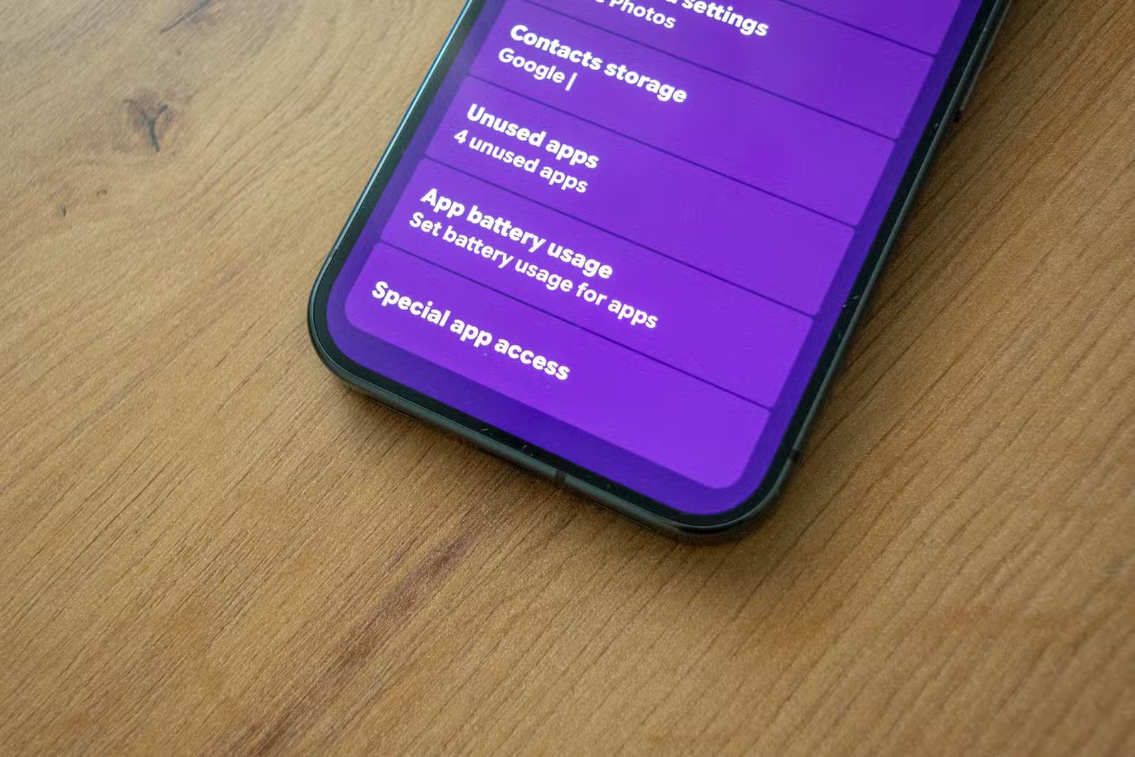 Un Pixel 10 Pro posé sur une table, avec l'accent mis sur l'option d'accès spécial à l'application.