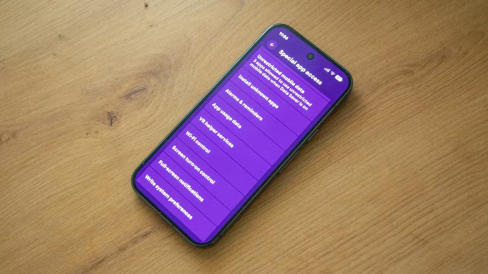 Un Pixel 10 Pro posé sur une table affichant le menu d'accès aux applications spéciales.