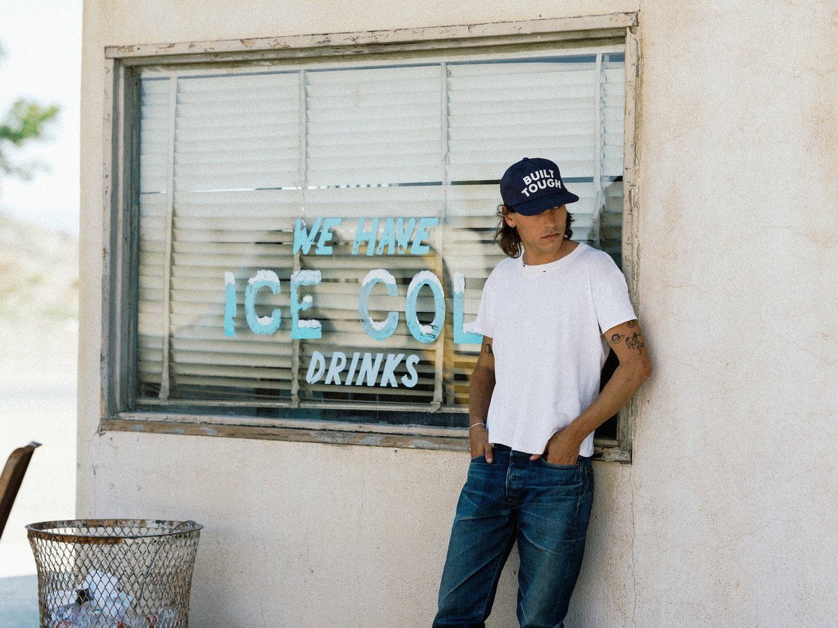 Vêtements et couvre-chefs Brixton x Ford disposés ensemble, avec des tons bleu Ford et des graphismes à rayures de course (4 sur 6)