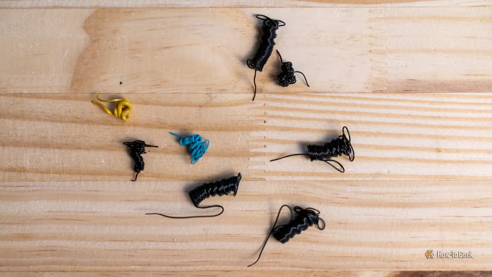 imprimante 3D "caca" ou une purge de filament posée sur un bureau en bois.