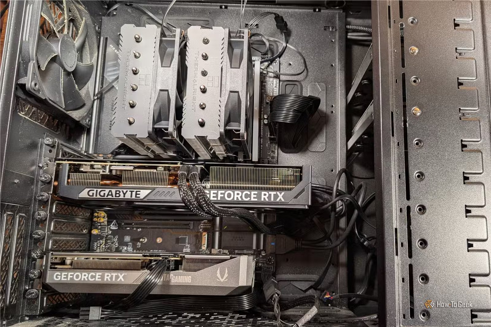 Deux GPU dans un grand boîtier PC. 