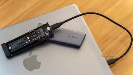 Boîtier USB UGREEN M.2 NVMe SSD avec SSD WD_BLACK SN750 à l'intérieur.