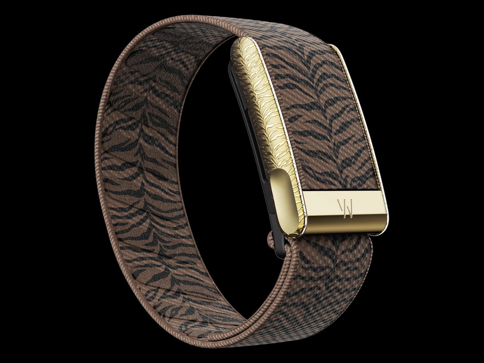 Le bracelet personnalisé Aryna Sabalenka WHOOP, un bracelet SuperKnit à rayures tigrées beige et noir avec un fermoir doré gravé.