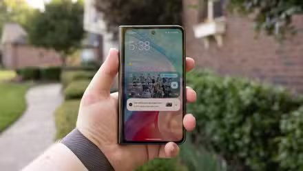 Écran de verrouillage Google Pixel Fold avec un widget lecteur de musique