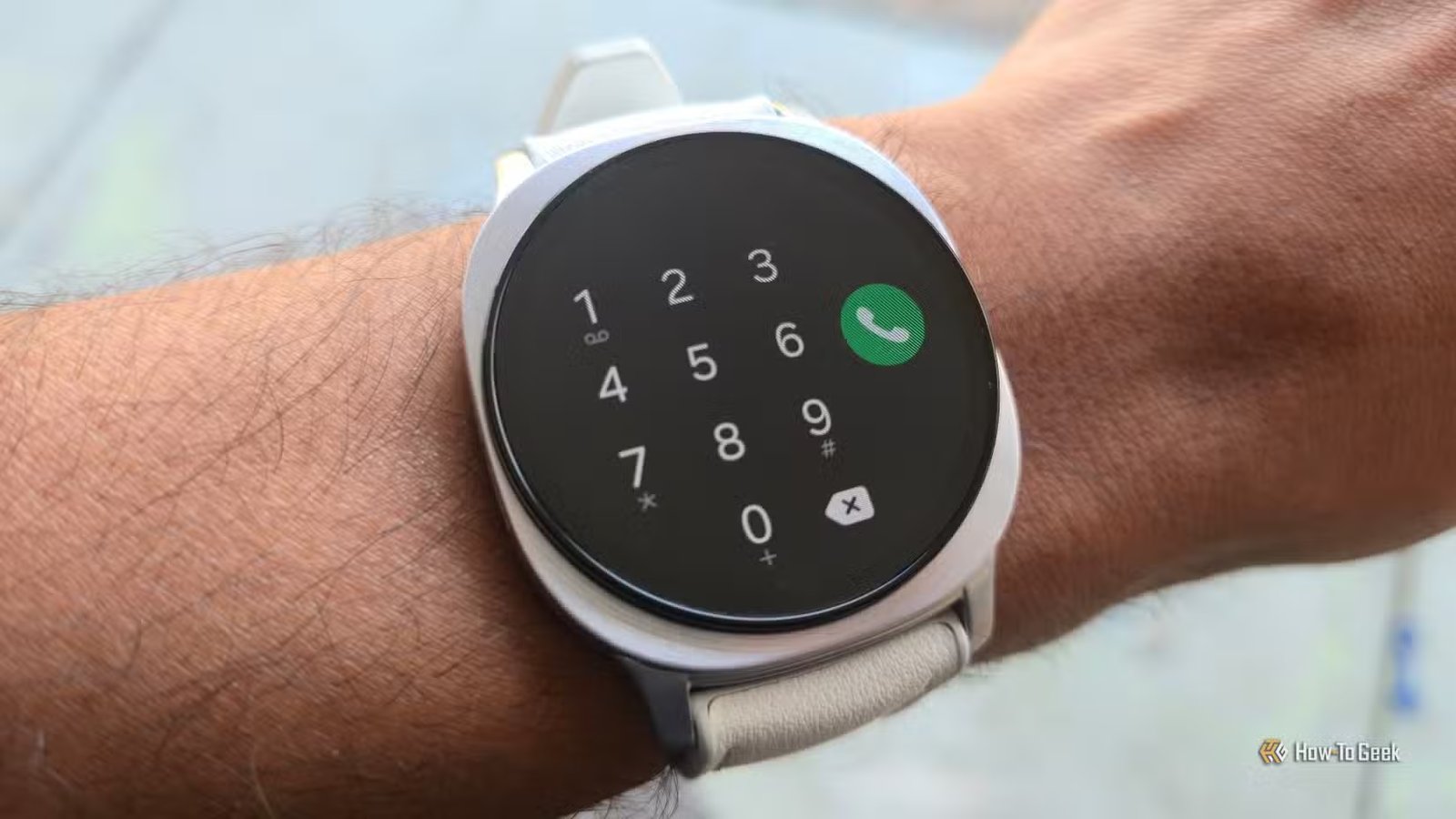L'application téléphonique s'ouvre sur une Samsung Galaxy Watch 8.