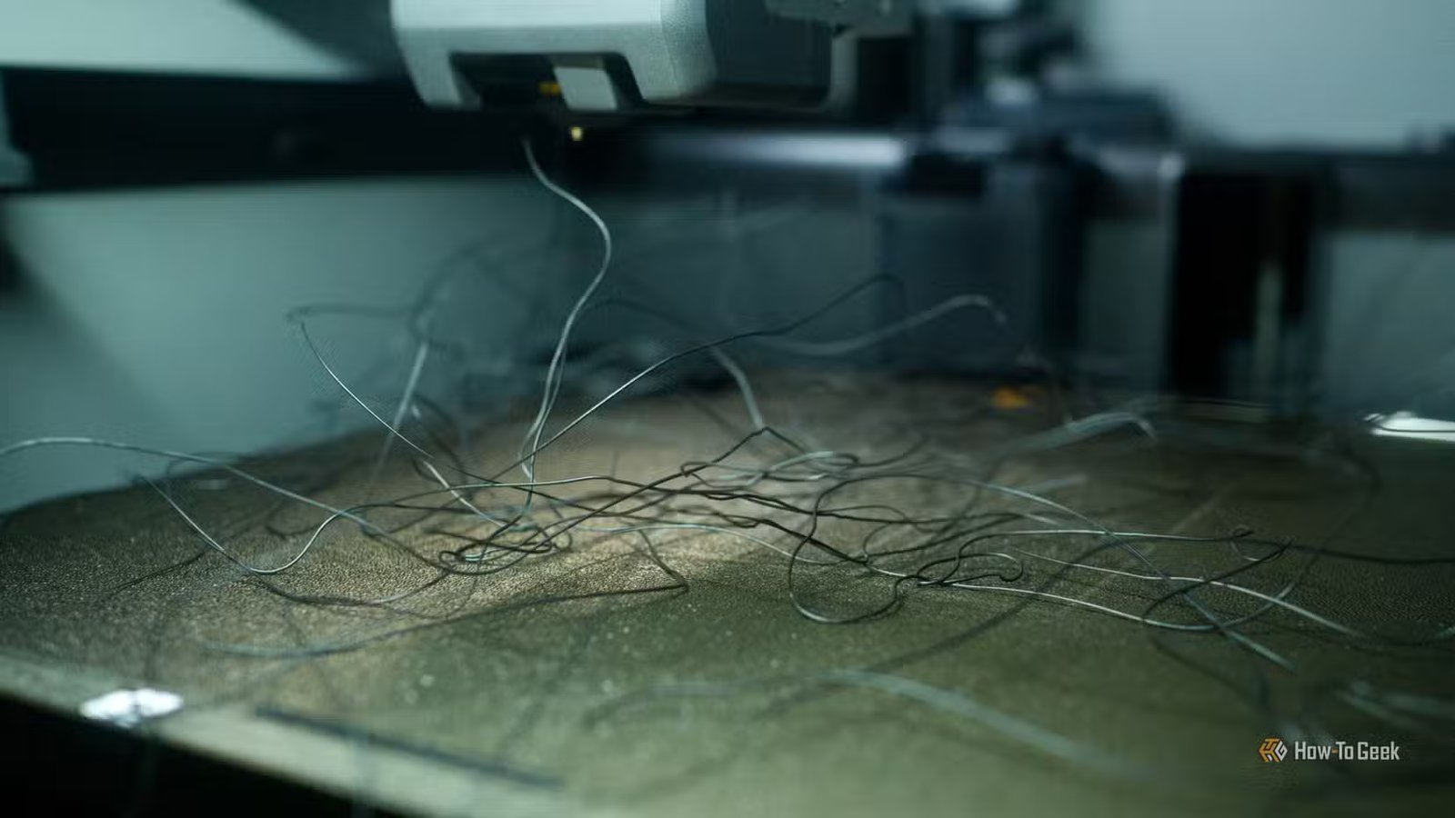 Échec des spaghettis de l'imprimante 3D sur un lit d'impression.
