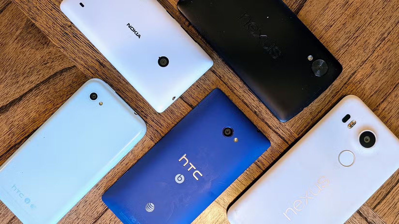téléphones en plastique sur une table 1