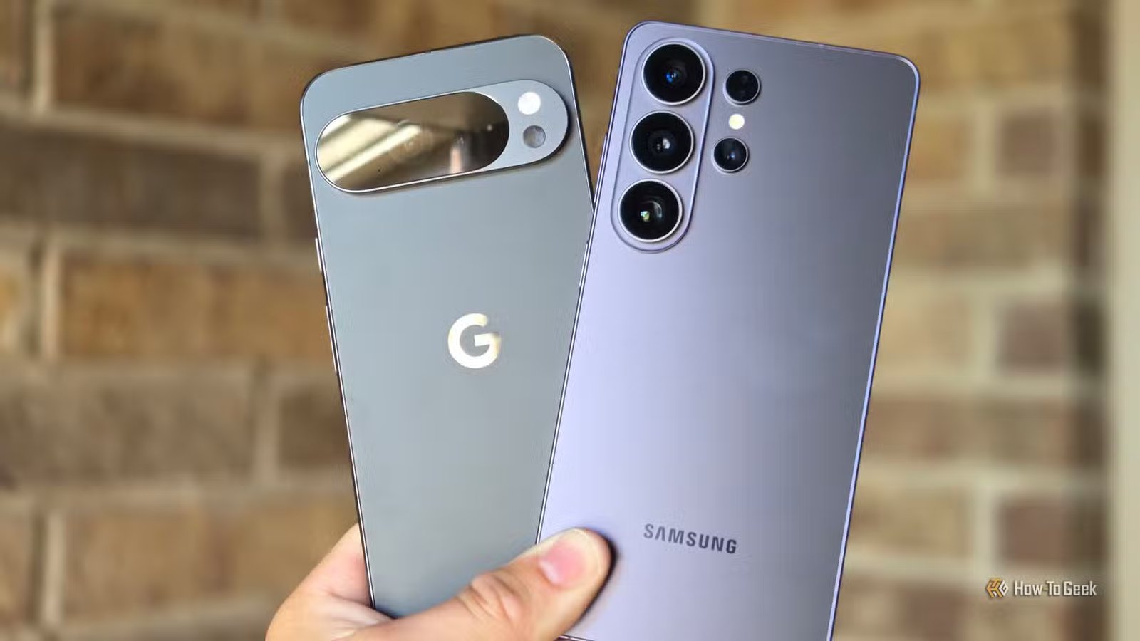Pixel 10 Pro XL et Galaxy S26 Ultra en main.