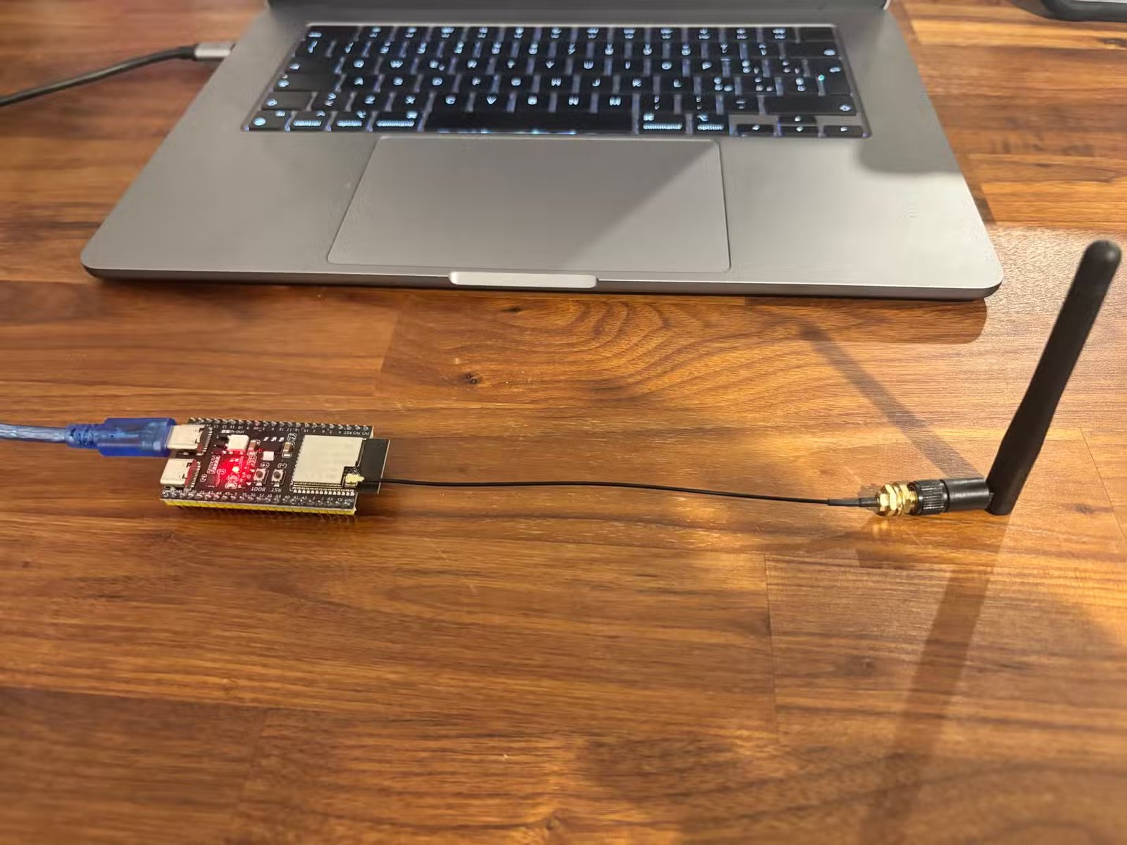 Nœud ESPresence avec antenne Wi-Fi.