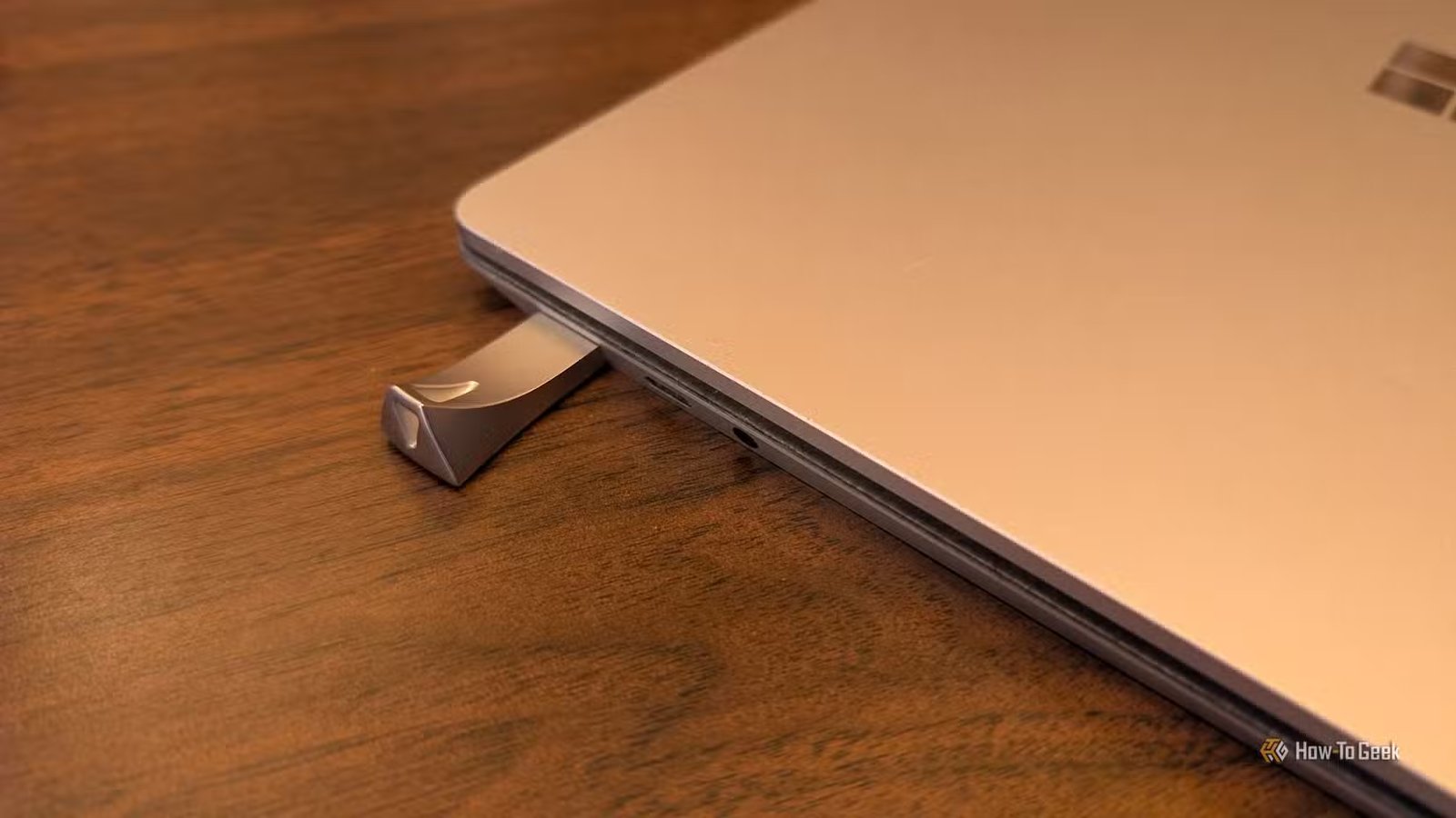 Une clé USB dans un ordinateur portable Microsoft Surface. 