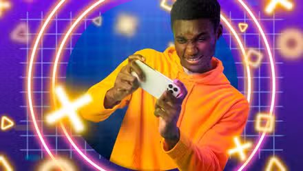Un gars qui joue sur son smartphone avec des icônes liées au jeu autour de lui.