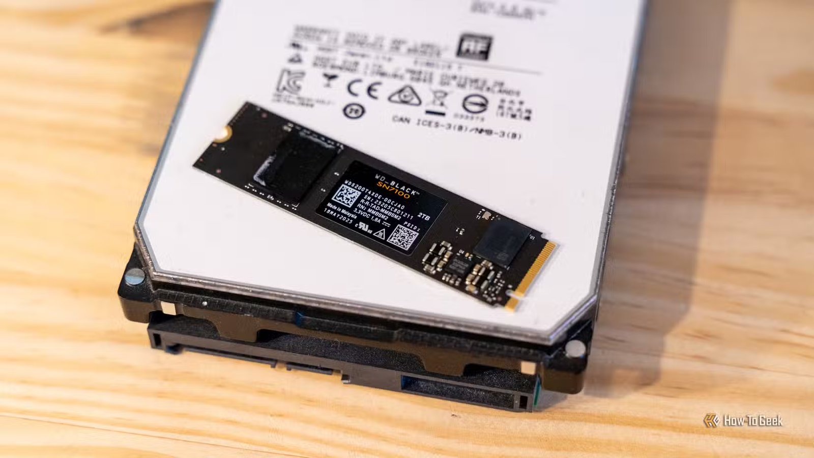 Un disque dur HGST de 8 To avec un SSD NVMe WD_BLACK de 2 To posé dessus.