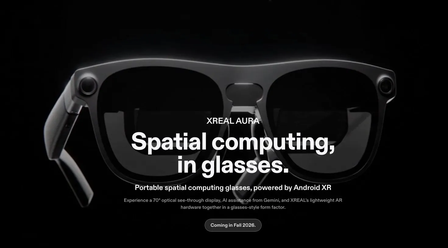 Moniteurs virtuels affichés à travers les lentilles du casque XREAL Aura.