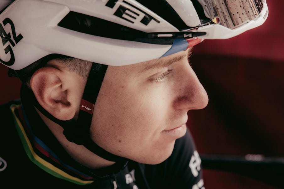 Tadej Pogacar dans un casque MET et une tenue de champion du monde UAE Team Emirates
