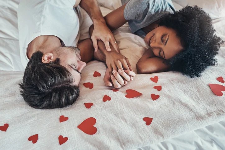 Photo d'un jeune couple affectueux passant du temps de qualité ensemble dans leur chambre à la maison