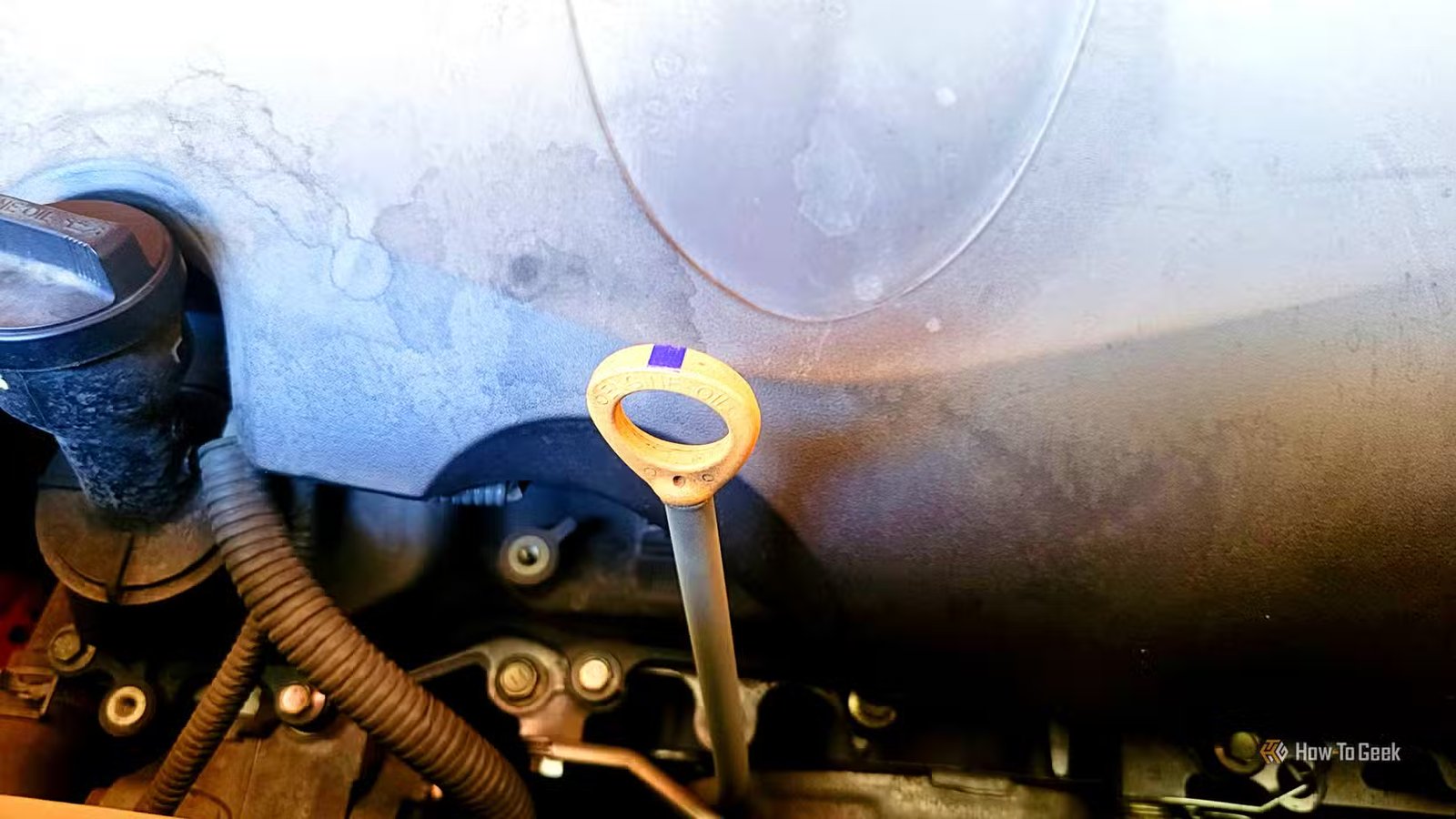Une jauge pour vérifier l'huile dans un moteur de voiture